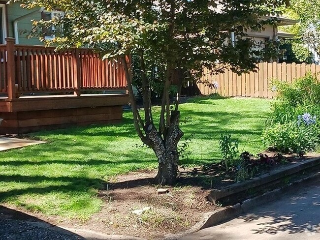 Building Photo - 3 bedroom/1 bath home with additional deta...