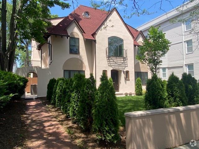 Building Photo - 206 Waterman St Unit 2B Rental