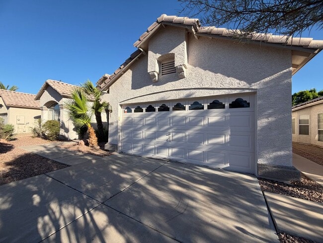 Building Photo - UPDATED BEAUTY IN GARDEN LAKES