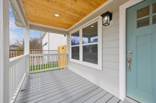 Photo - 903 E 37th St