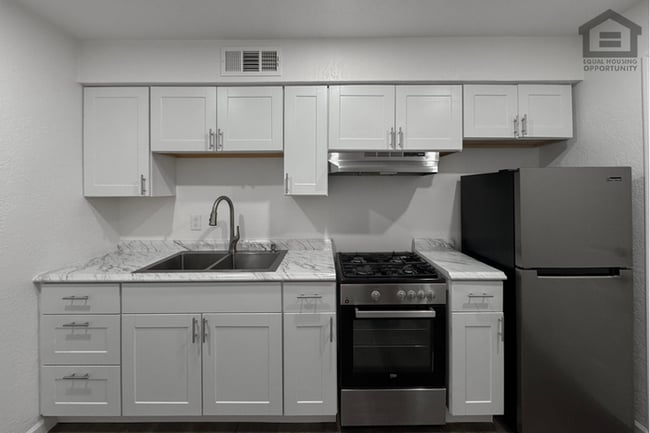 Building Photo - 1Bed/1Bath Ground Floor Apt at McDowell Rd/52nd St! Ready for Immediate Move-In!