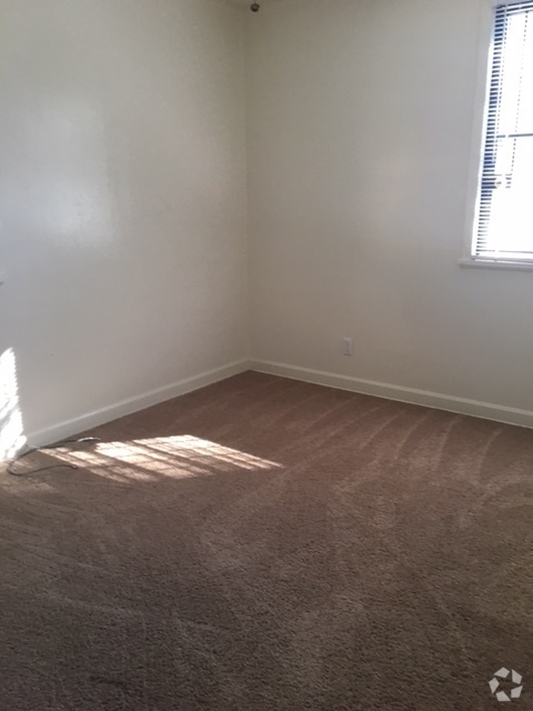 Building Photo - 3 Bedroom / 1 Bath Close to VSU Rental