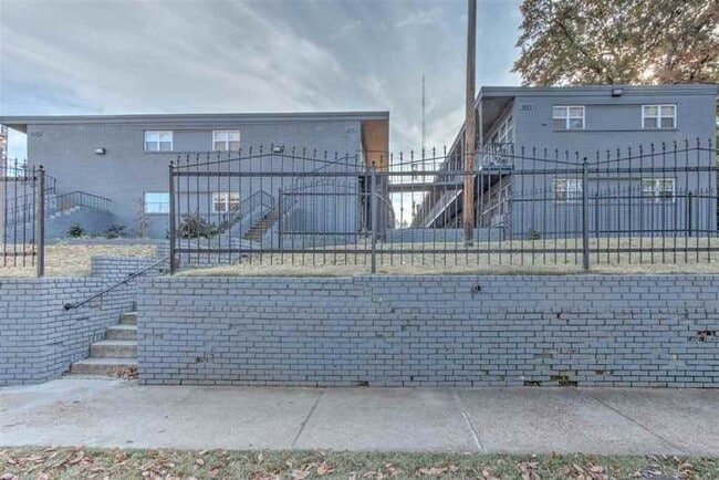 Building Photo - 1433 Court Ave