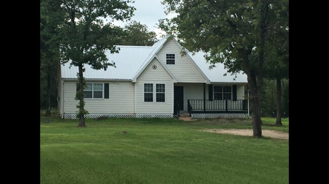 Country Living!!! - 910 Perry Ln House