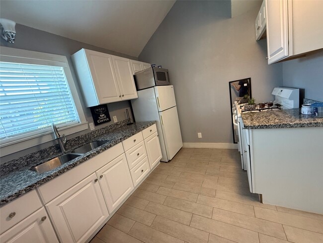 Building Photo - 4924 Polk St Unit 2 Rental