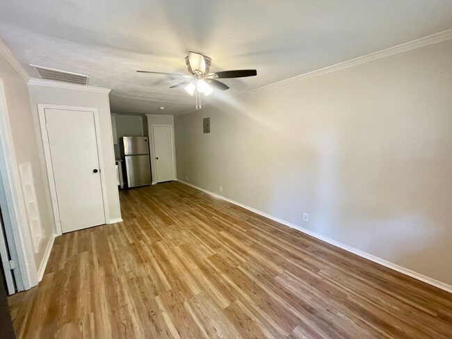 Photo - 1 Bedroom/1 Bath Duplex Unit Available for Rent in Brandon 042!
