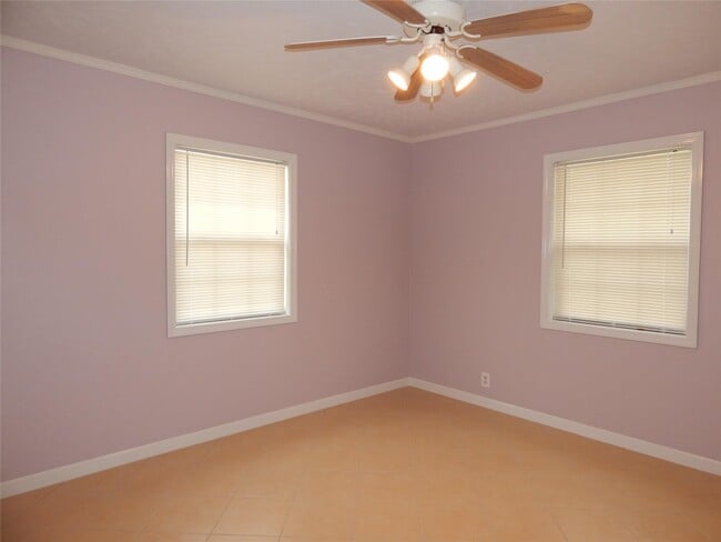 1305 Jennifer Ln