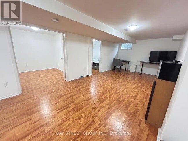 Photo - 22 Cardwell Av.