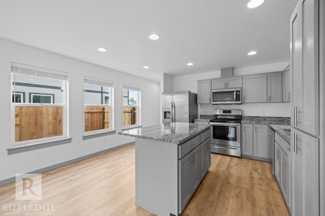 Building Photo - Beautiful New 3 Bedroom Townhome