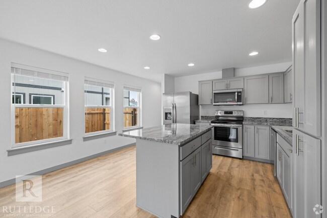 Building Photo - Beautiful New 3 Bedroom Townhome