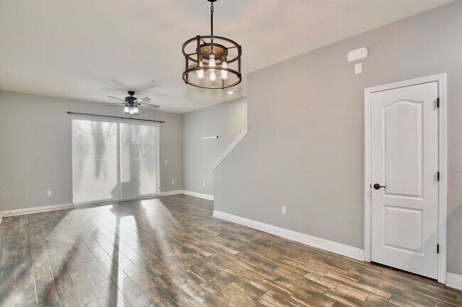 Photo - Lovely 3/2.5 Spacious Townhome with a 2 Ca... Unidad 3603