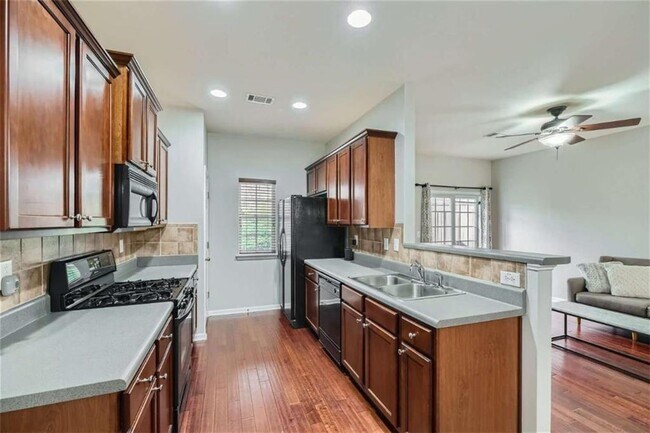 Photo - 2296 Leicester Way SE