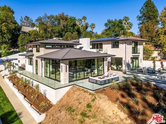 Photo - 16879 Mooncrest Dr