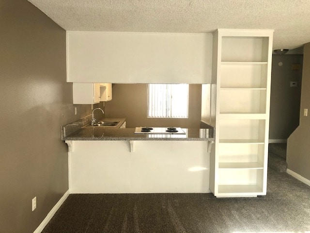 Vista a la cocina desde la sala de estar, con área de bar - Townhouse Apartments