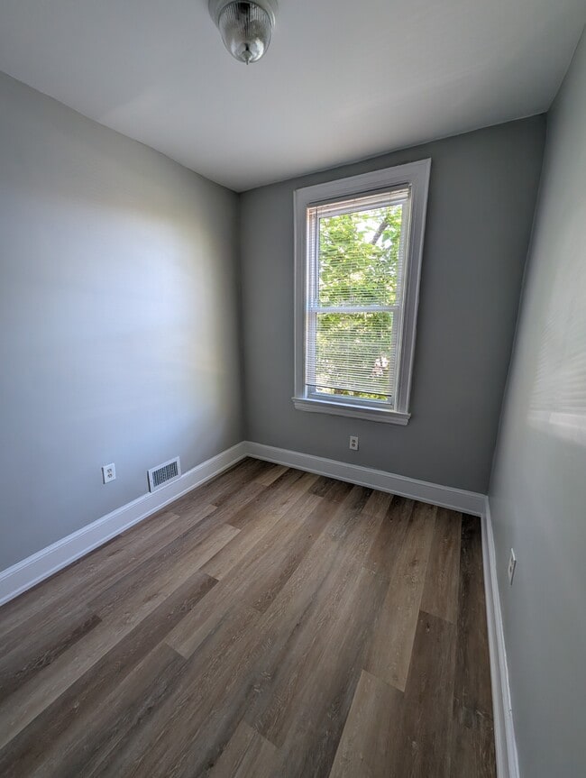 Photo - 636 Lamont St NW