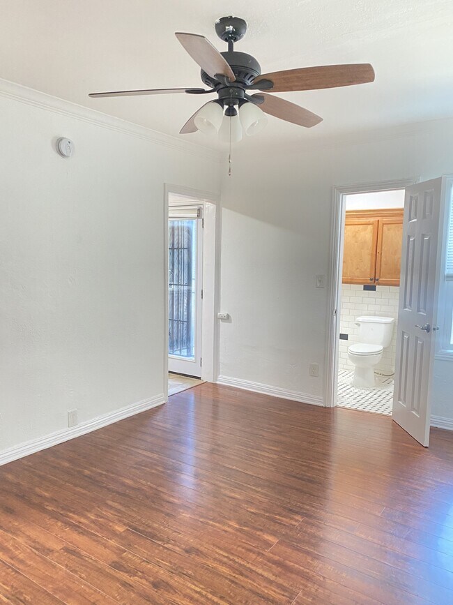 Photo - 564-592 N Kingsley Dr