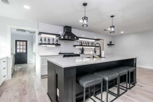 Photo - 712 Clarence St