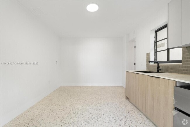 Building Photo - 2442 SW 3rd St Unit 4 Rental