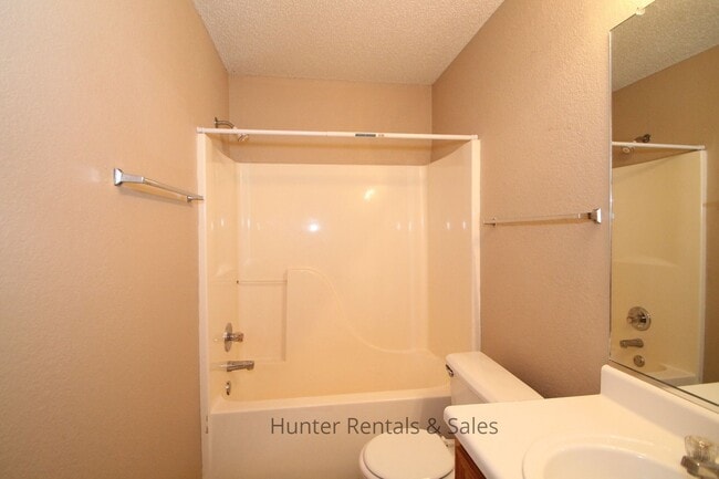 Building Photo - Delightful Duplex!