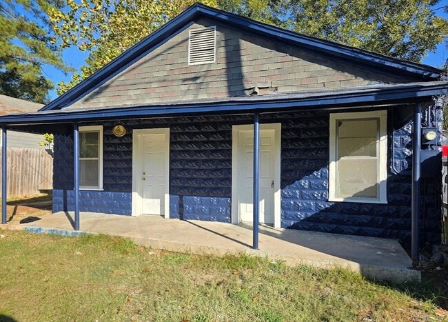 Building Photo - 709 W 44th St