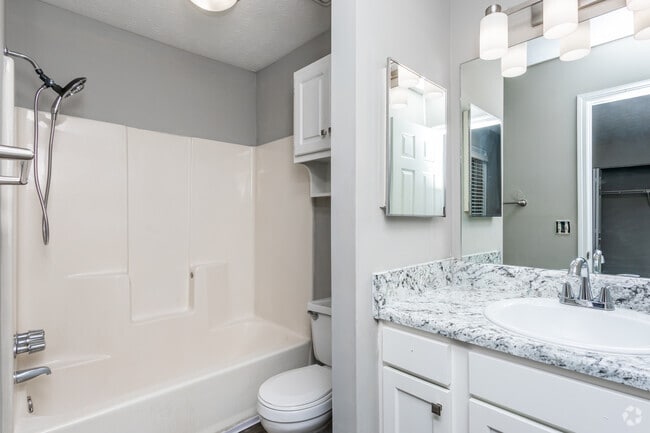 2BR, 2BA - 1400 SF