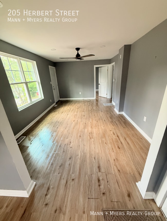 Photo - 205 Herbert St