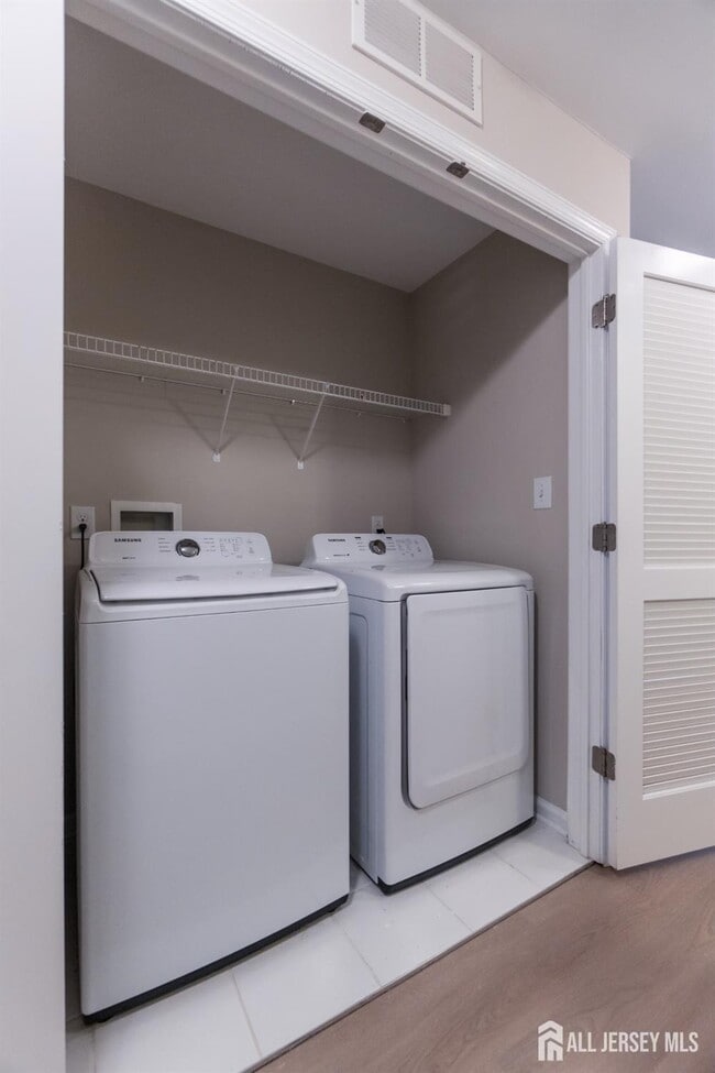 Photo - 2002 John Deere Ln