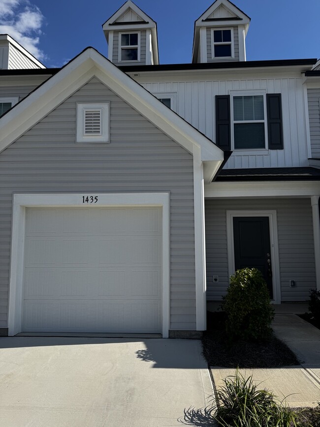 3 br 2.5 ba townhome with one car garage n... - 3 br 2.5 ba townhome with one car garage n...