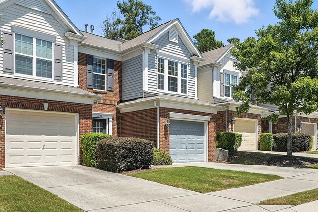 Building Photo - WONDERFUL TOWNHOUSE IN CARY-3 BEDROOMS 2 1...