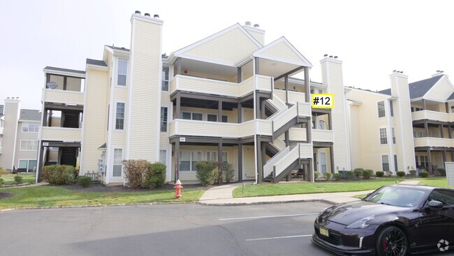 Building Photo - 3rd Floor Condo with 2 BR and 2 Full Baths...