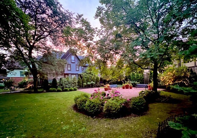 Pequeño parque profesionalmente diseñado justo al lado. - 510 Park Ave