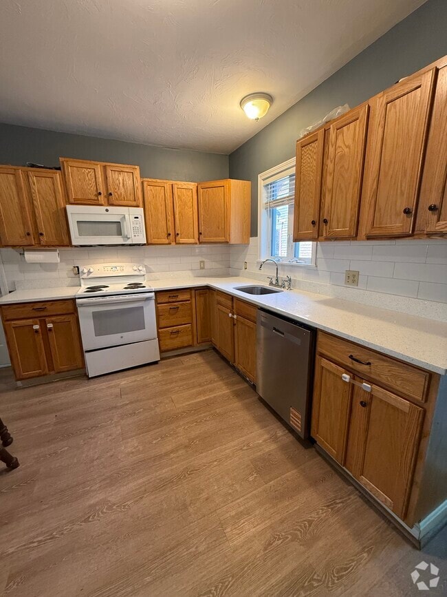 Building Photo - 62 Lincoln St Unit 1 Rental
