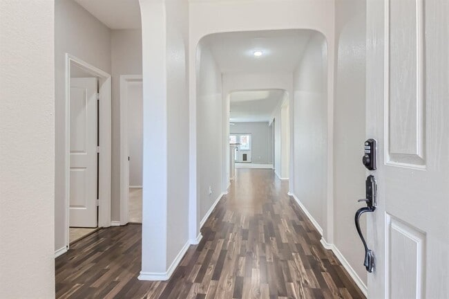 Photo - 1000 Sussex Way