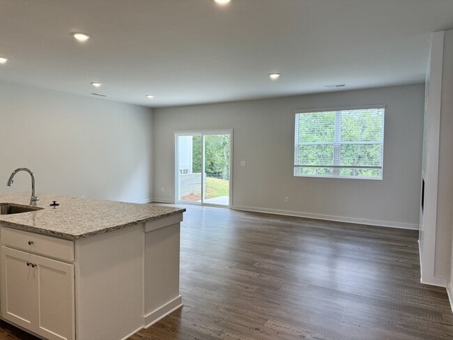 Photo - 1004 Sutherland Ln