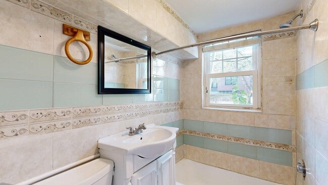 Photo - 187 Maverick St Unidad 3