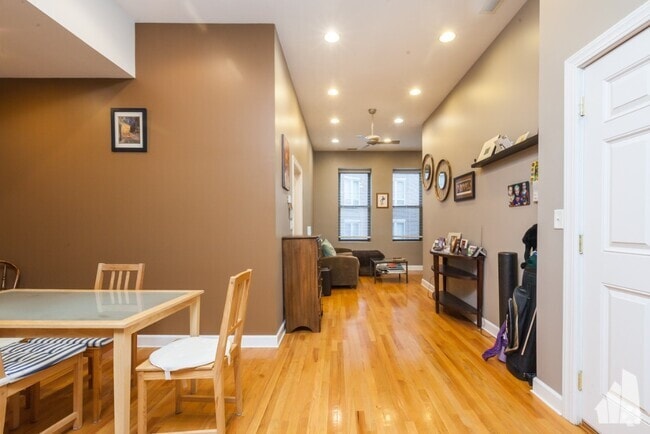 Building Photo - 705 N Milwaukee Ave Unit 1R Rental