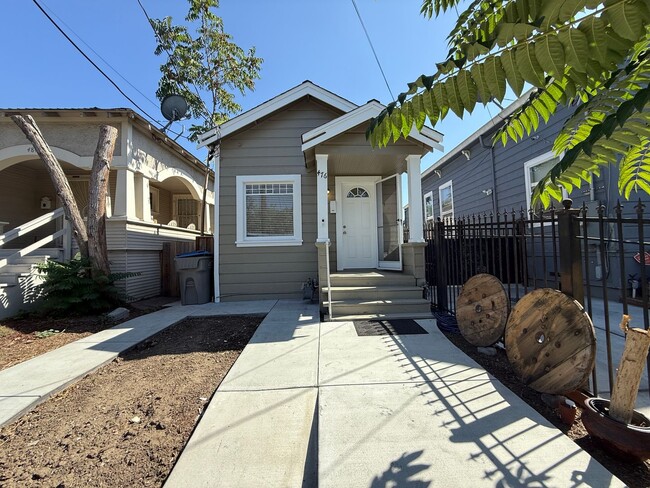 Building Photo - Beautiful 2 Bedroom House With Private Bac...
