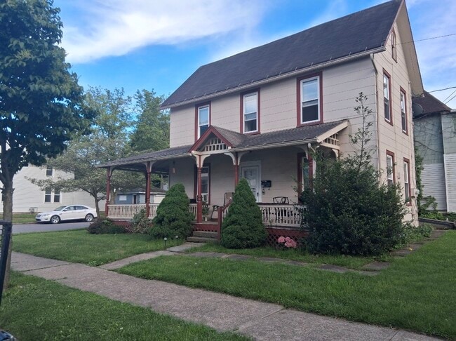 Building Photo - 1035 Memorial Ave Unit 1035 1/2