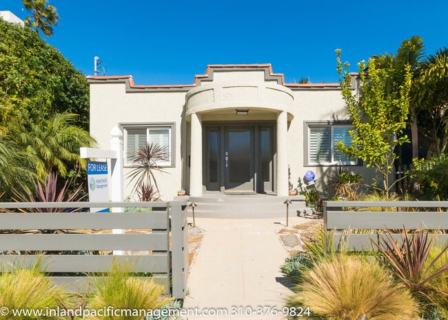 Remodeled 3 Bedroom Home with Large Yard -... - Remodeled 3 Bedroom Home with Large Yard -...