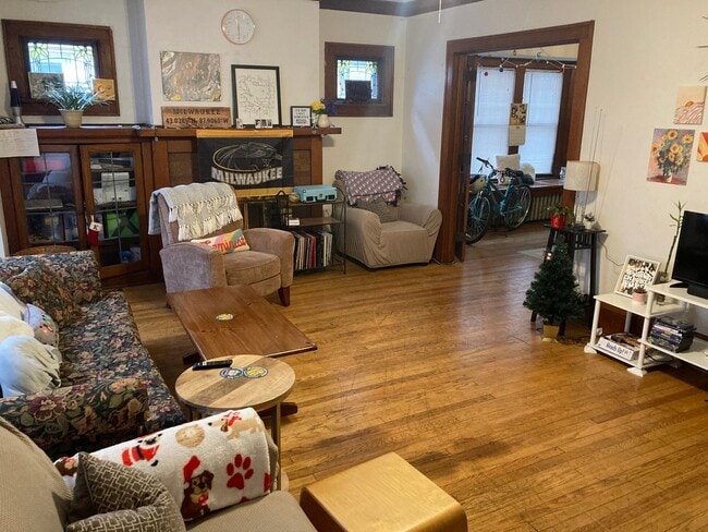 Building Photo - 2935 N Downer Ave Unit Lower