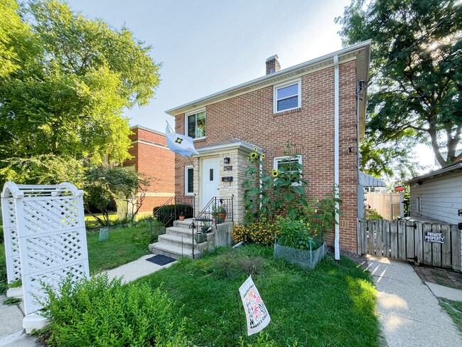 Front of building - 209 Kedzie St Unit Apartment #2