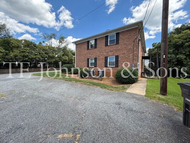 Photo - Newly Renovated 2 Bedroom Apartment in Wes... Unit 1230 Forsyth Street