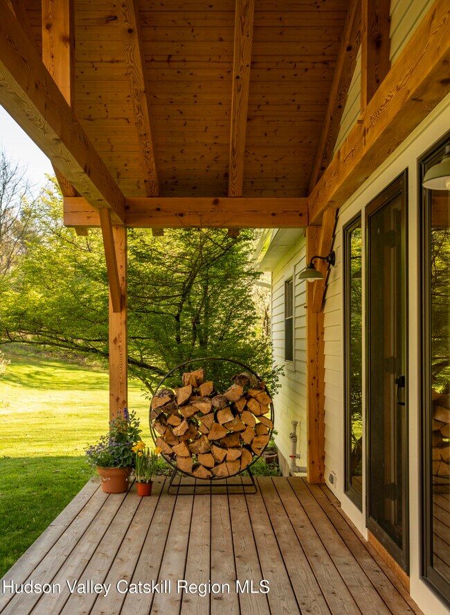61 Schoolhouse Rd