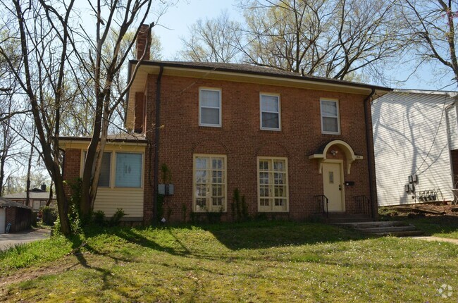 Building Photo - 4 Bedroom/3 Bathrooms House in East Campus