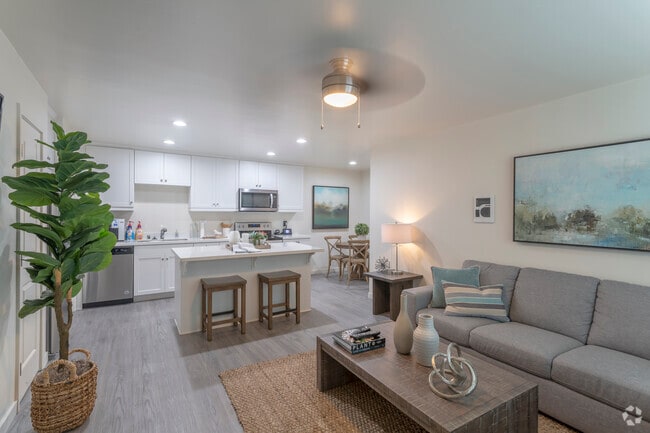 2 BR, 1 BA - 900 SF