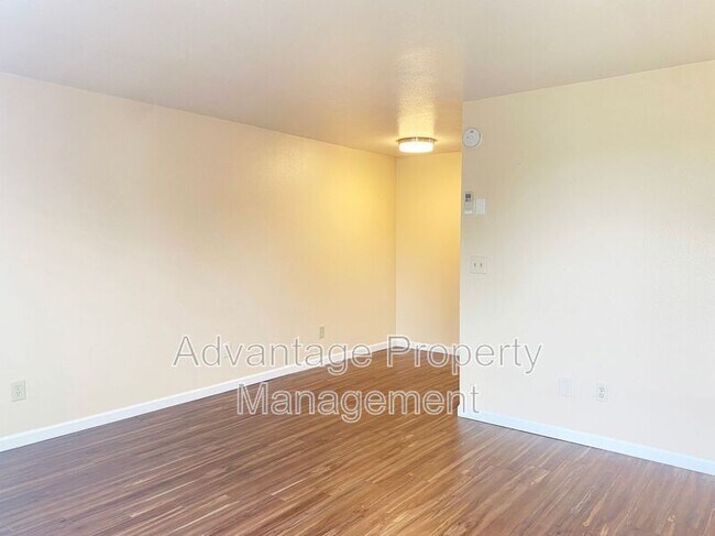 Photo - 588 NW Oak Ave