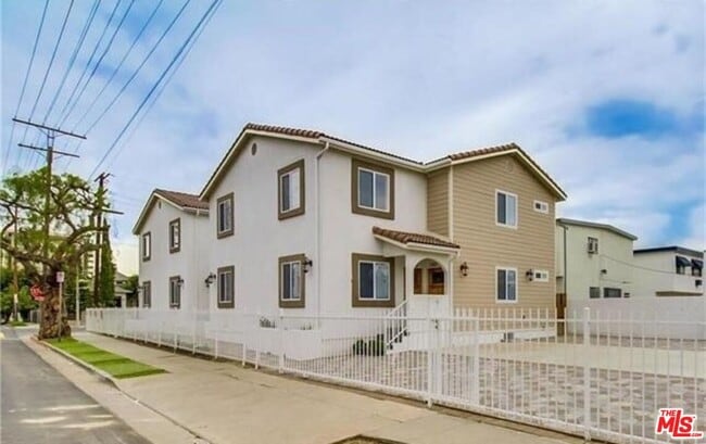 Building Photo - 1203 1/2 S Catalina St Rental