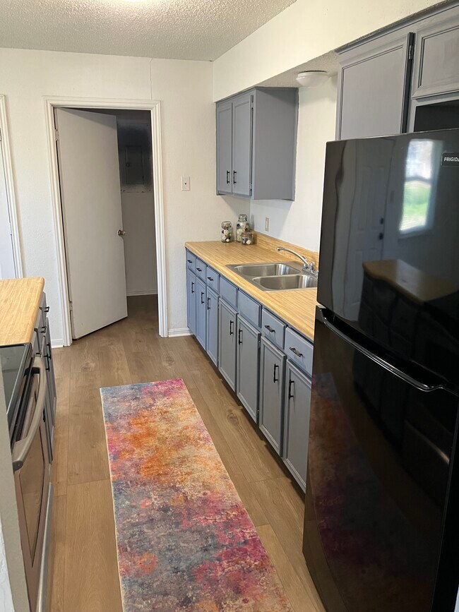 Photo - 1300 W Park Cir