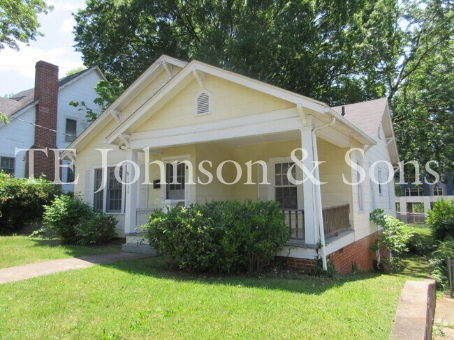 Building Photo - 3 Bedroom Close to Baptist Hospital!