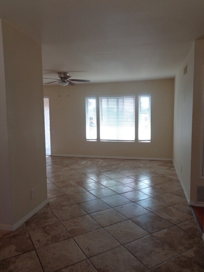 Photo - 607 E Utica Ave Unidad 607 E Utica #3